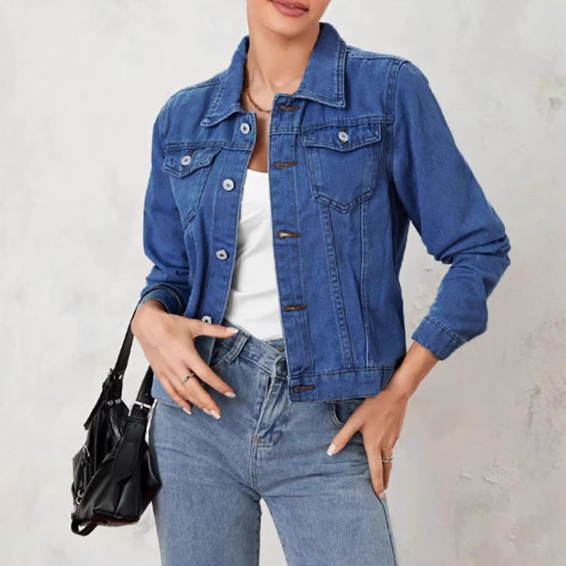 Kvinnors denimjacka i en klassisk-modern design med en kroppsnära silhuett Mirla-Eva Jonsson