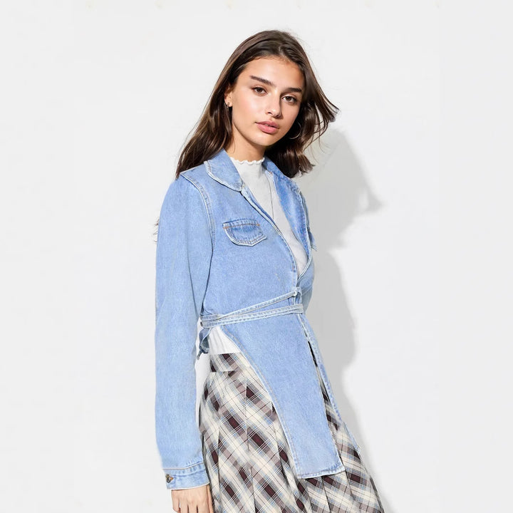 Kvinnors denimjacka i modern oversized stil med en kortare passform och praktiska fickor Mirla-Eva Jonsson