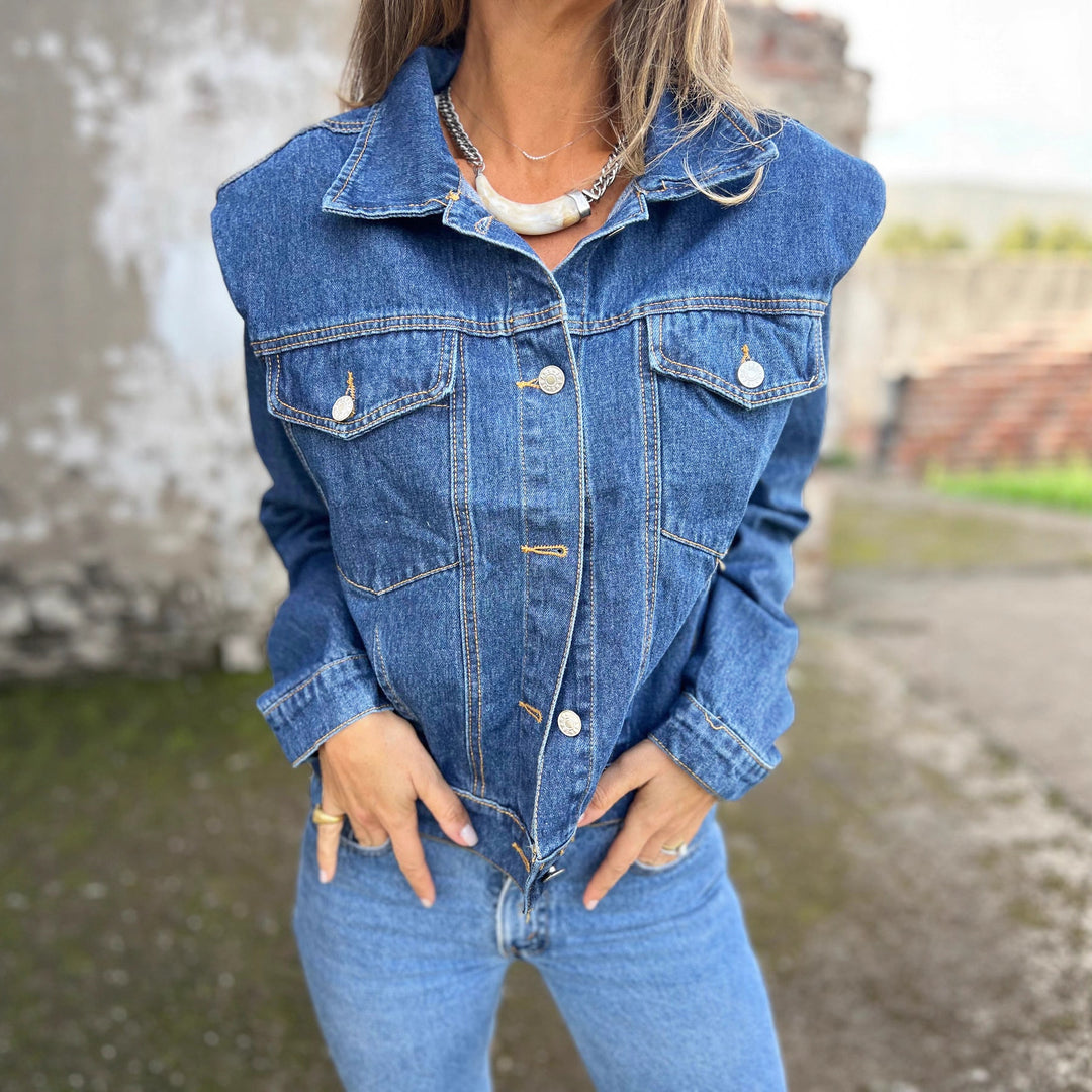 Kvinnors denimjacka i modern skärning med praktiska fickor och trendiga accenter Mirla-Eva Jonsson
