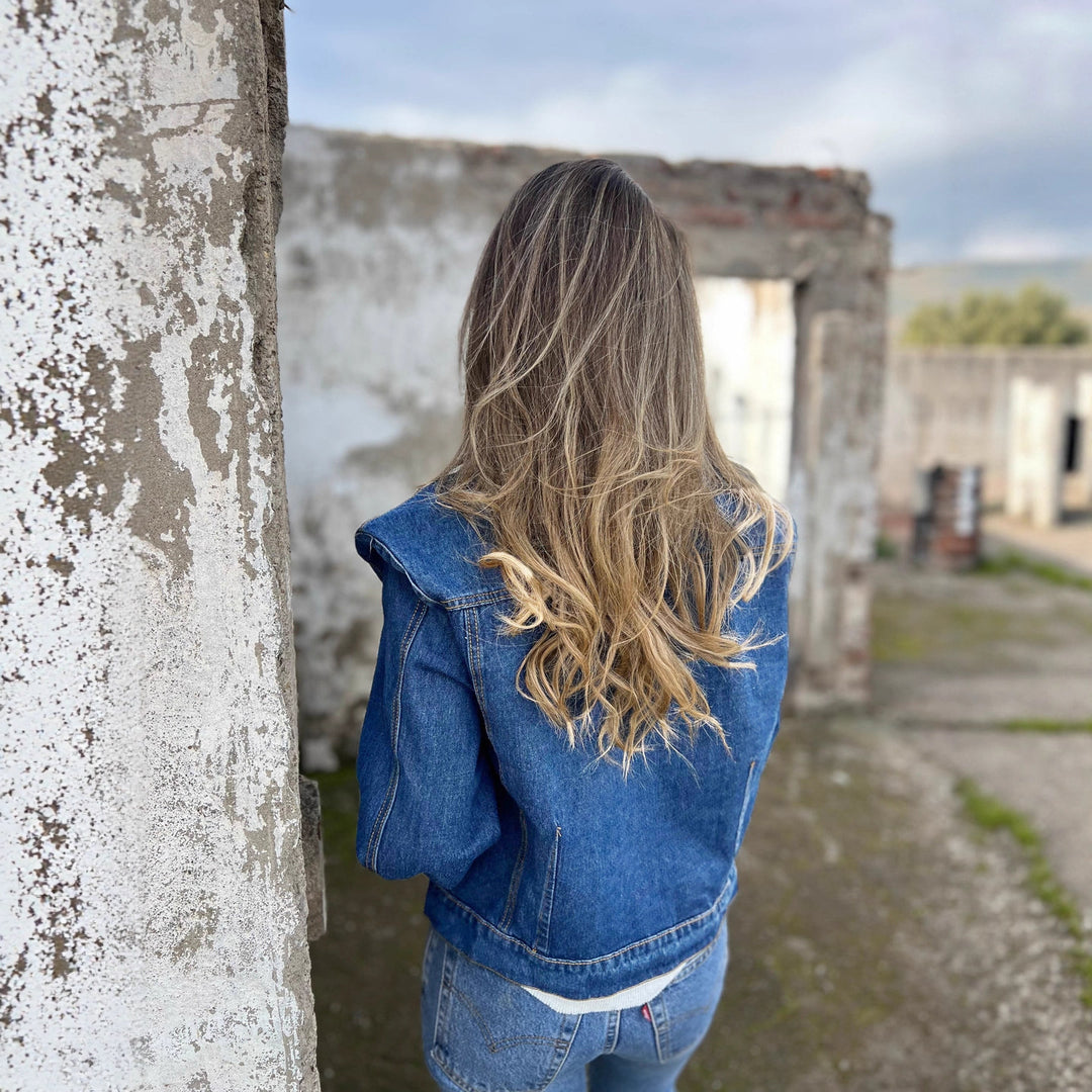 Kvinnors denimjacka i modern skärning med praktiska fickor och trendiga accenter Mirla-Eva Jonsson