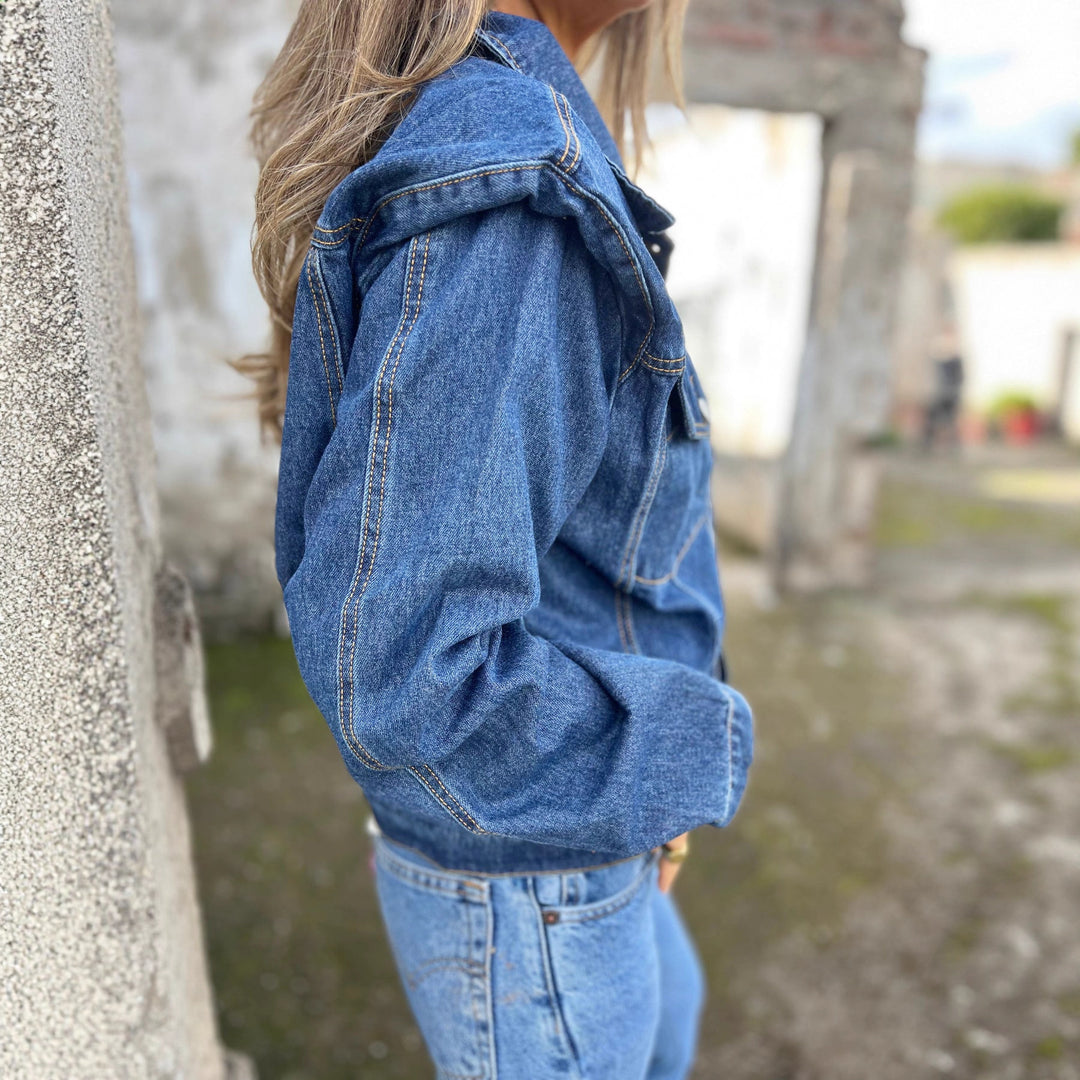 Kvinnors denimjacka i modern skärning med praktiska fickor och trendiga accenter Mirla-Eva Jonsson