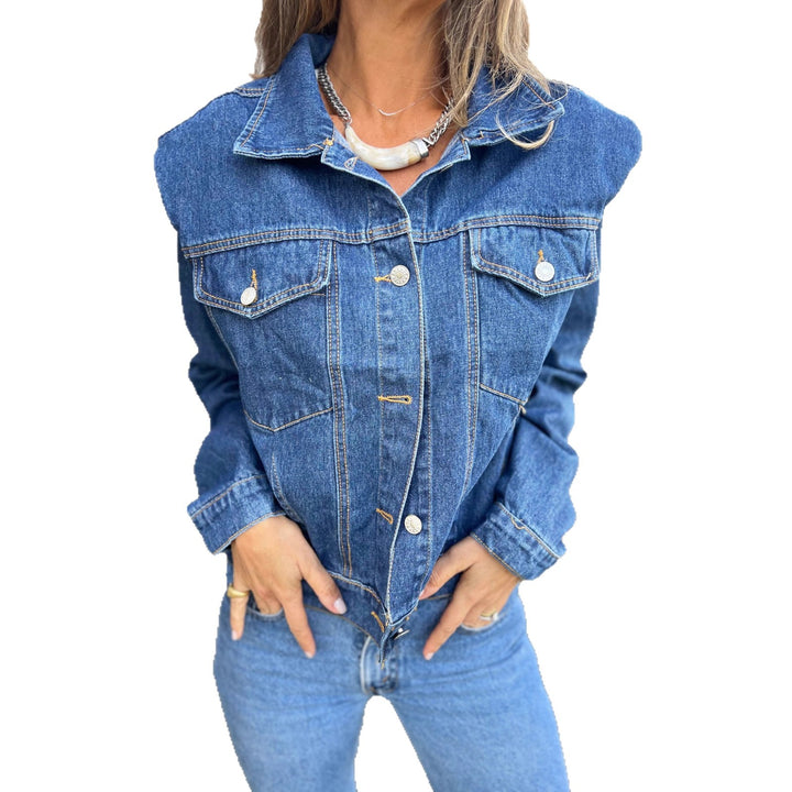 Kvinnors denimjacka i modern skärning med praktiska fickor och trendiga accenter Mirla-Eva Jonsson