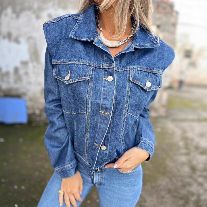 Kvinnors denimjacka i modern skärning med praktiska fickor och trendiga accenter Mirla-Eva Jonsson