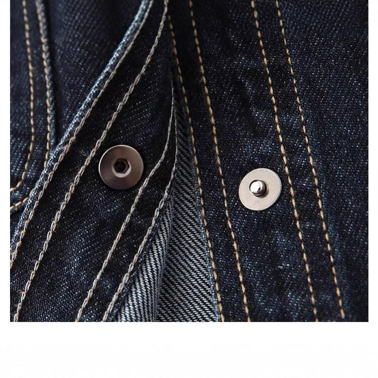 Kvinnors denimjacka med två lapplagda bröstfickor och klassisk krage Mirla-Eva Jonsson