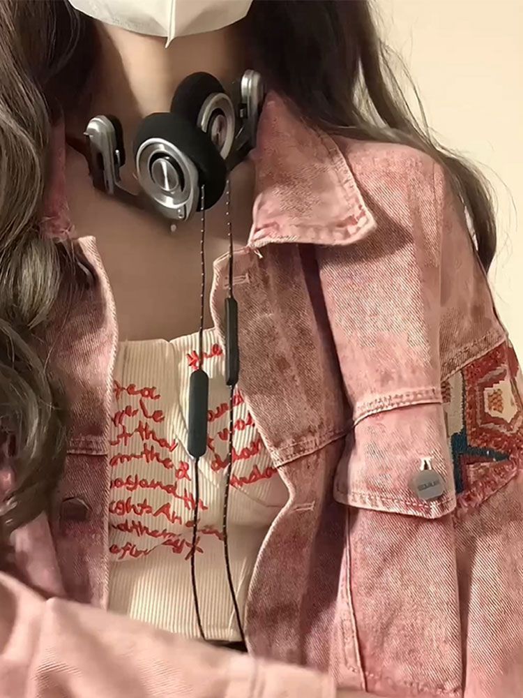 Kvinnors denimjacka med unik broderi och modernt design Mirla-Eva Jonsson