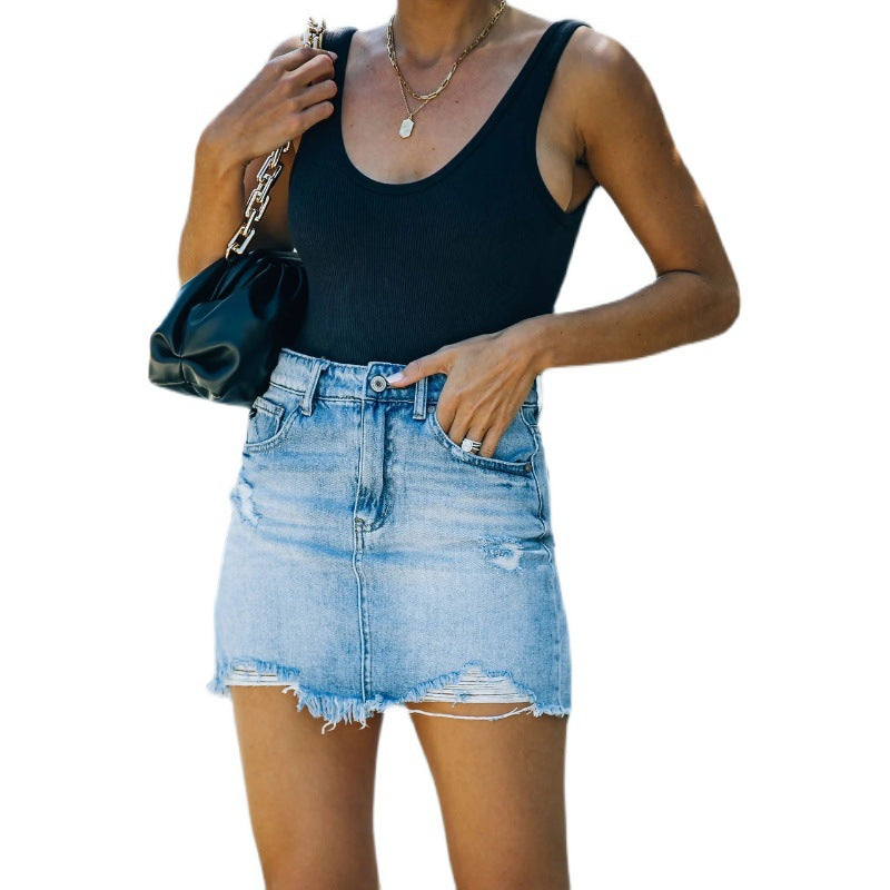 Kvinnors denimkjol i en avslappnad använd look med fransade kantar Mirla-Eva Jonsson