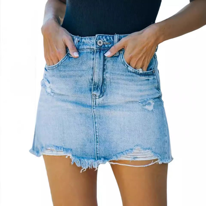 Kvinnors denimkjol i en avslappnad använd look med fransade kantar Mirla-Eva Jonsson