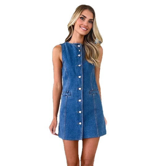 Kvinnors denimklänning i en modern A-linjeformad design med knapplist och praktiska fickor-Eva Jonsson