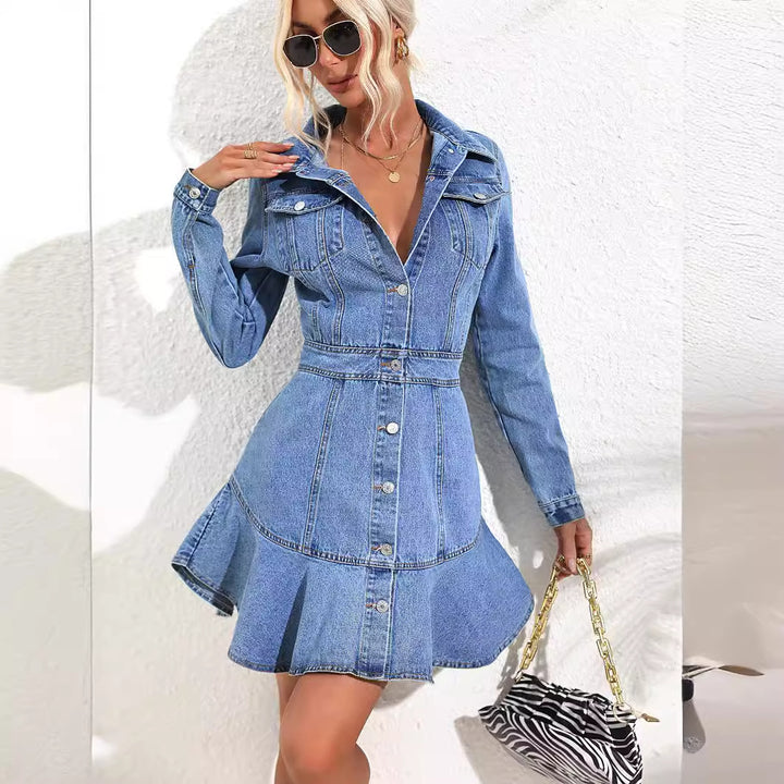 Kvinnors denimklänning i en modern denimstil med en utsvängd fåll och skräddarsydd silhuett Mirla-Eva Jonsson