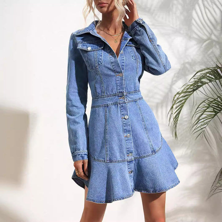 Kvinnors denimklänning i modern stil med svängande nederdel och figurnära silhuett Mirla-Eva Jonsson
