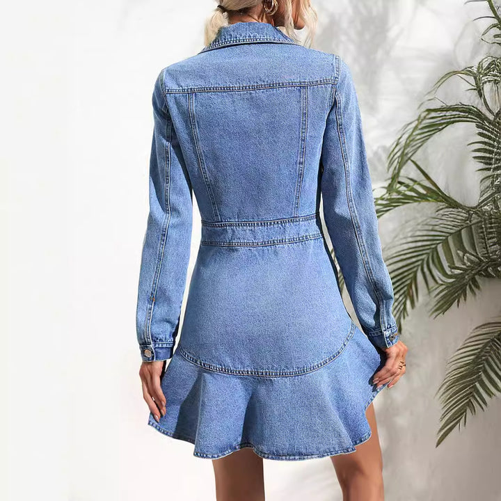 Kvinnors denimklänning i modern stil med svängande nederdel och figurnära silhuett Mirla-Eva Jonsson