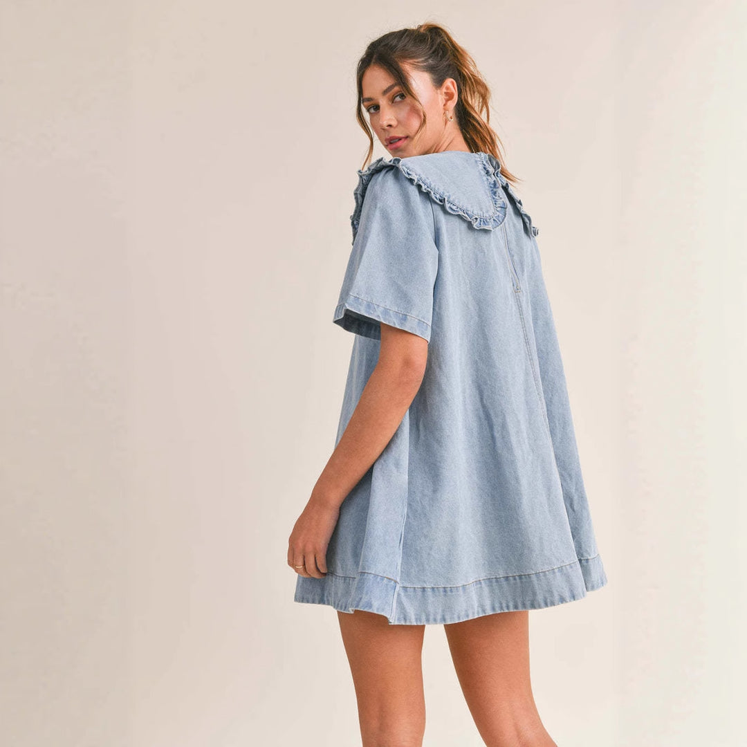 Kvinnors denimklänning med elegant volangkrage avslut Mirla-Eva Jonsson