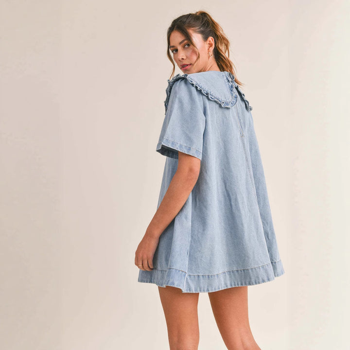 Kvinnors denimklänning med elegant volangkrage avslut Mirla-Eva Jonsson
