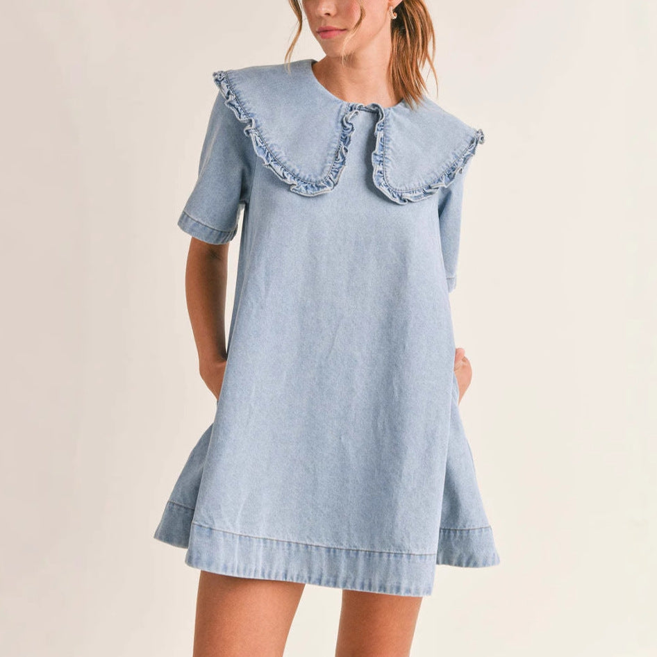 Kvinnors denimklänning med elegant volangkrage avslut Mirla-Eva Jonsson