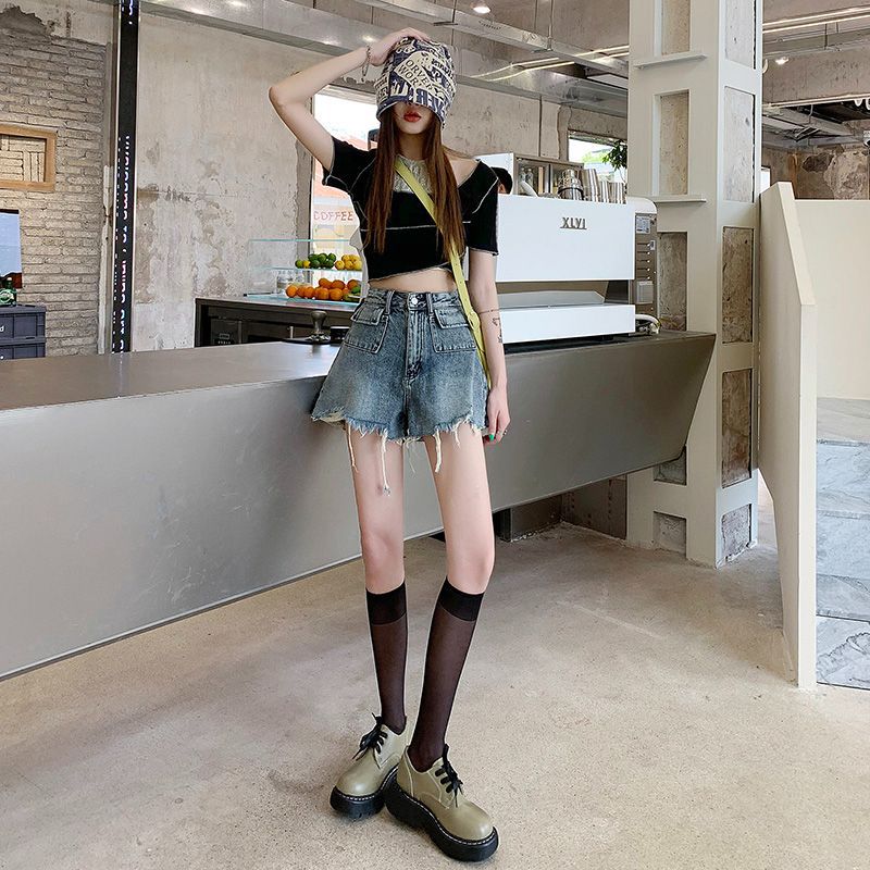 Kvinnors denimshorts med fransade fållar och unik broderad detalj Mirla-Eva Jonsson