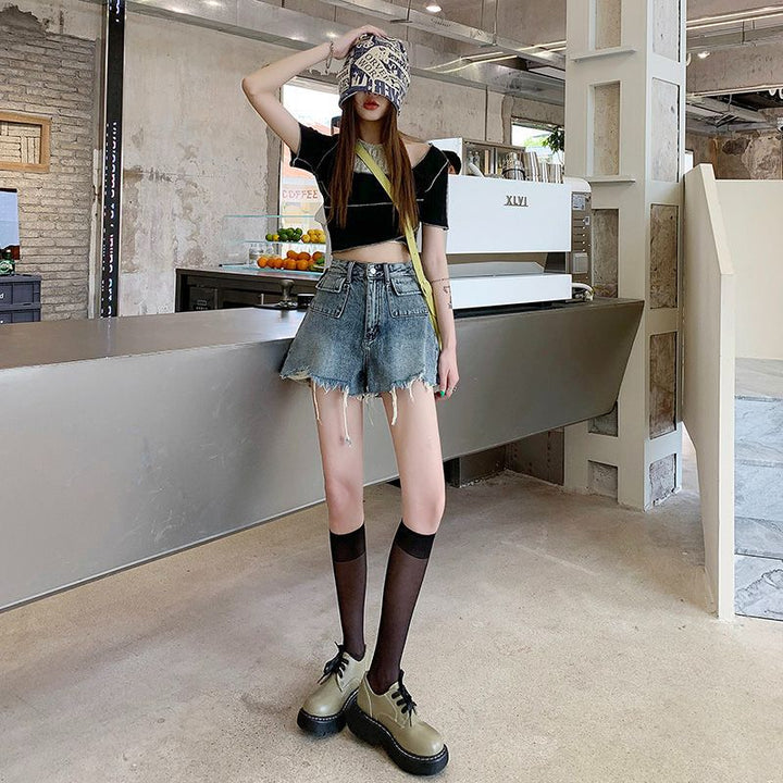 Kvinnors denimshorts med fransade fållar och unik broderad detalj Mirla-Eva Jonsson