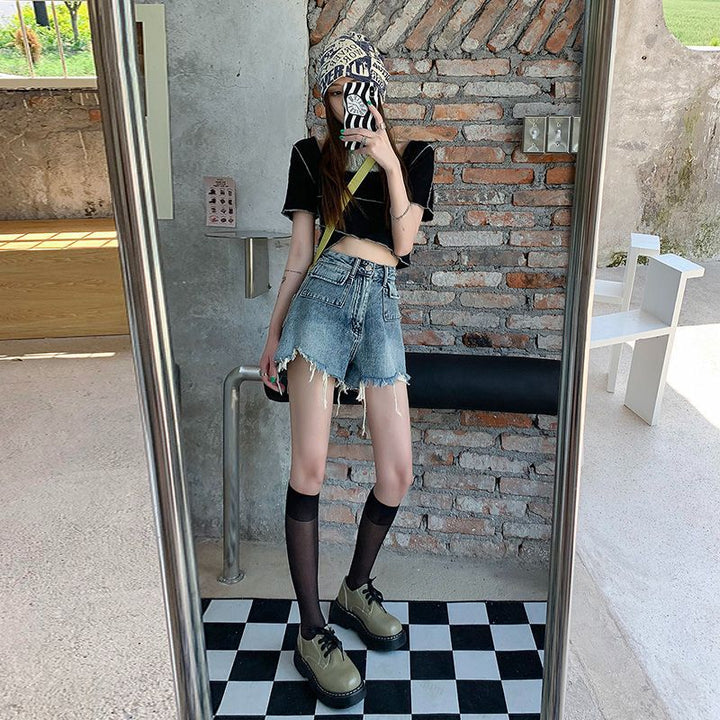 Kvinnors denimshorts med fransade fållar och unik broderad detalj Mirla-Eva Jonsson