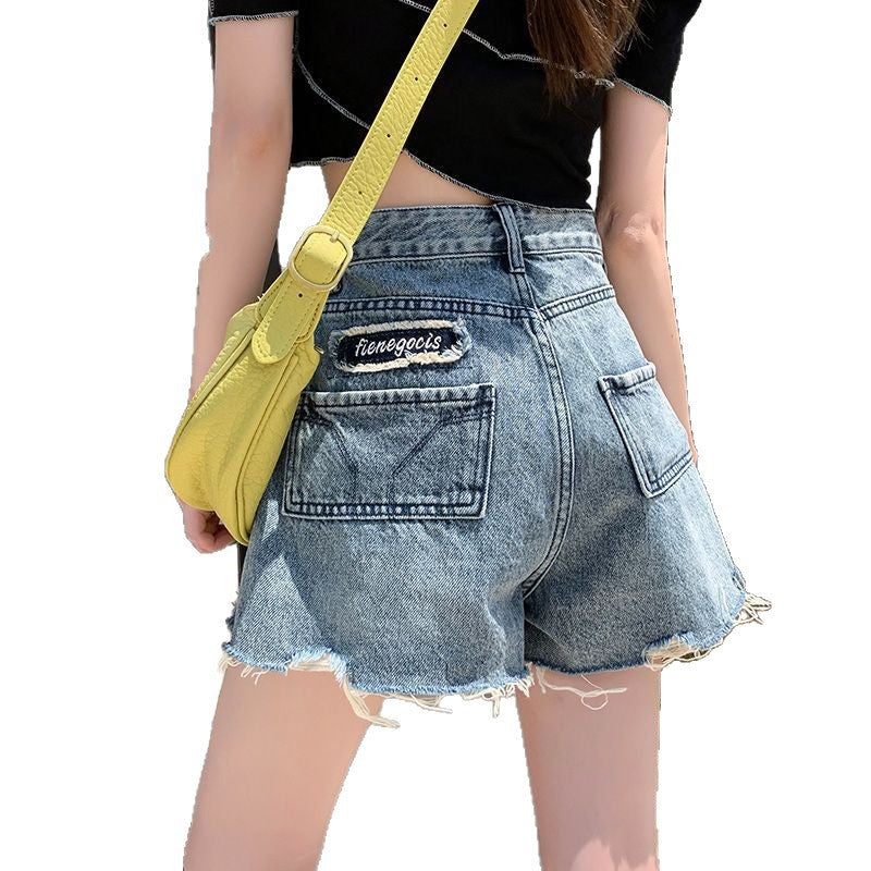 Kvinnors denimshorts med fransade fållar och unik broderad detalj Mirla-Eva Jonsson