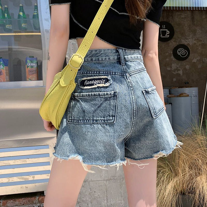 Kvinnors denimshorts med fransade fållar och unik broderad detalj Mirla-Eva Jonsson