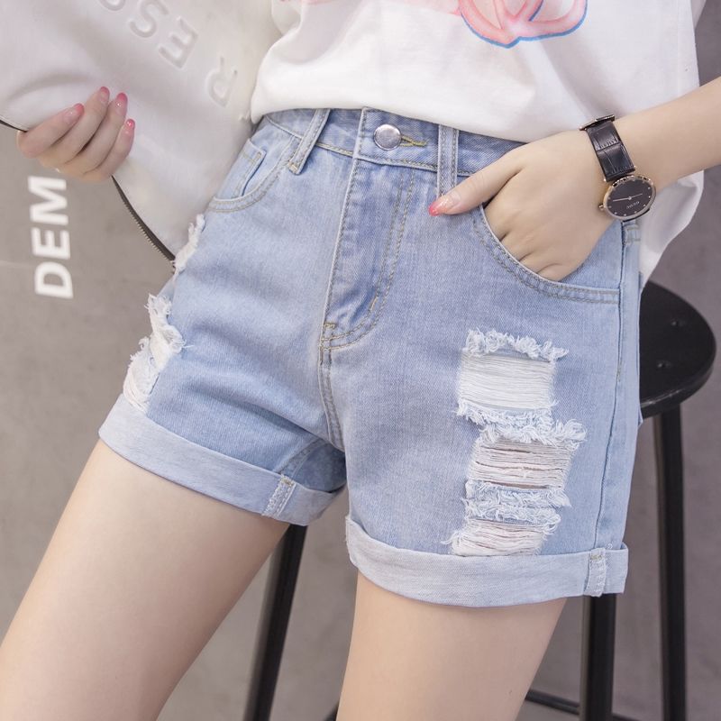 Kvinnors denimshorts med trendig slitna design och avslappnad uppvikning-Eva Jonsson