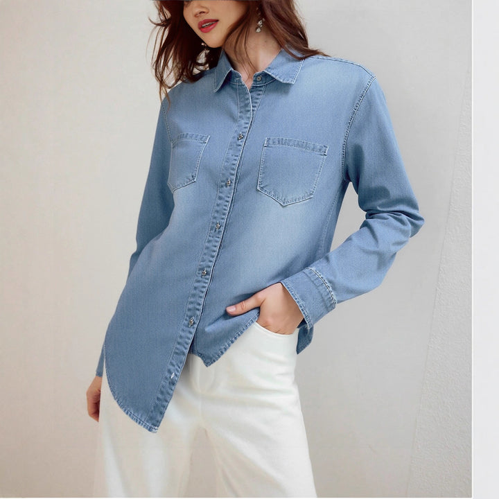 Kvinnors denimskjorta med moderna bröstfickor och elegant knappslå Mirla-Eva Jonsson