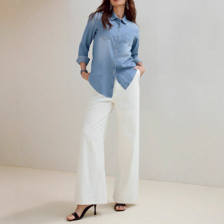 Kvinnors denimskjorta med moderna bröstfickor och elegant knappslå Mirla-Eva Jonsson