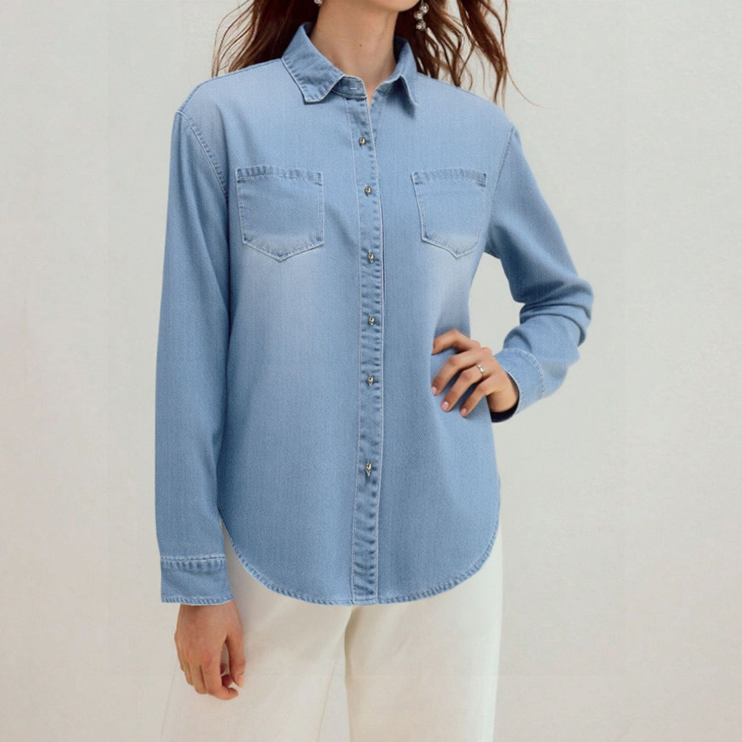 Kvinnors denimskjorta med moderna bröstfickor och elegant knappslå Mirla-Eva Jonsson