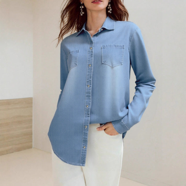 Kvinnors denimskjorta med moderna bröstfickor och elegant knappslå Mirla-Eva Jonsson