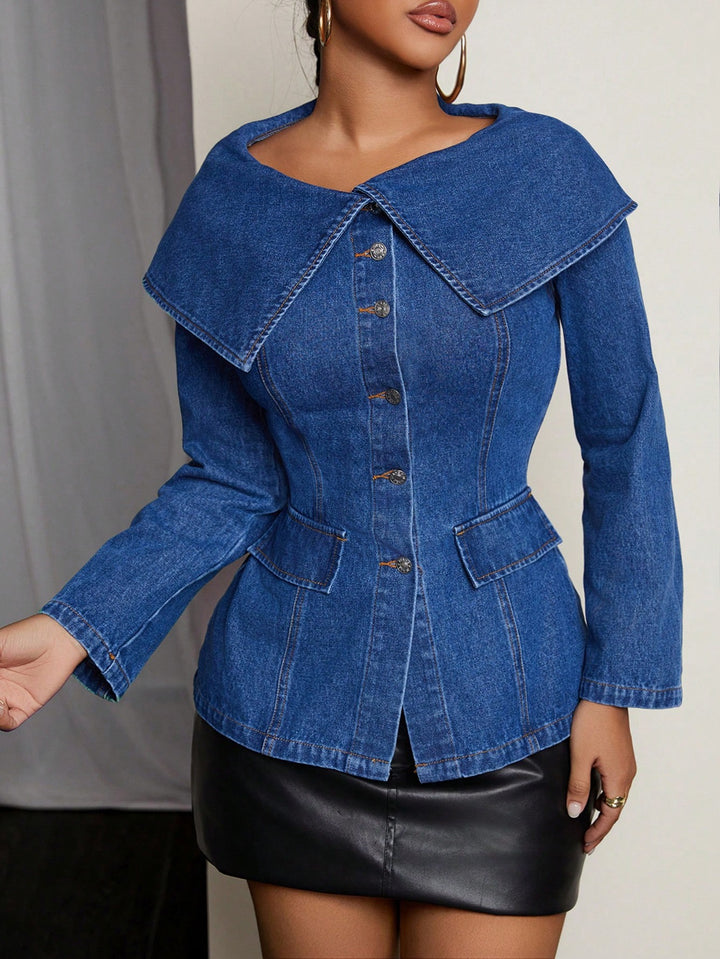Kvinnors design denimblazer med bred krage och praktiska fickor Mirla-Eva Jonsson