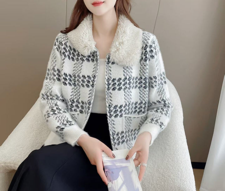 Kvinnors designer cardigan med lyxig faux fur krage Mirla-Eva Jonsson