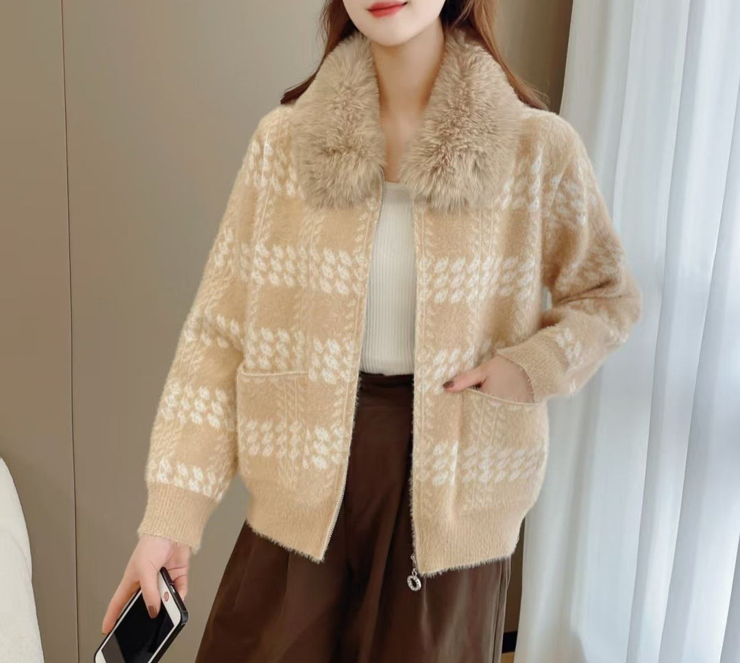 Kvinnors designer cardigan med lyxig faux fur krage Mirla-Eva Jonsson