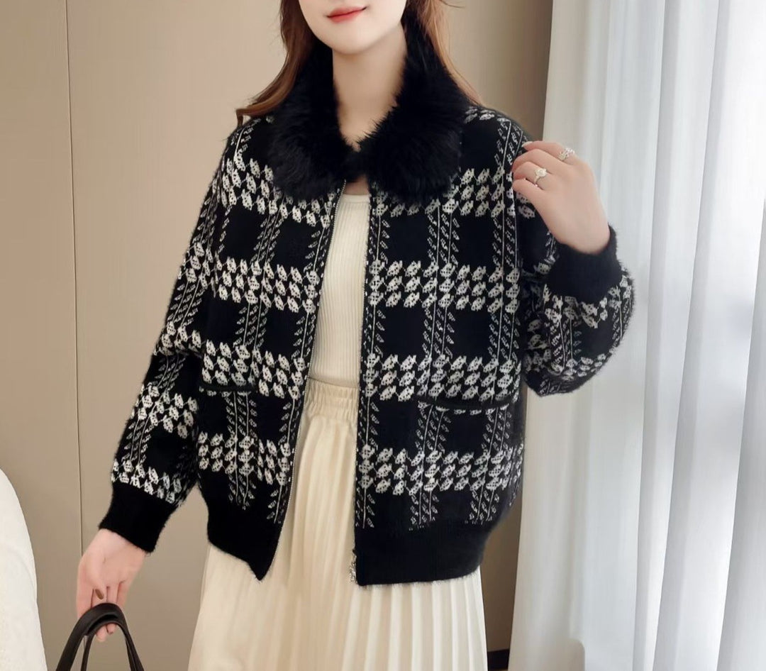 Kvinnors designer cardigan med lyxig faux fur krage Mirla-Eva Jonsson