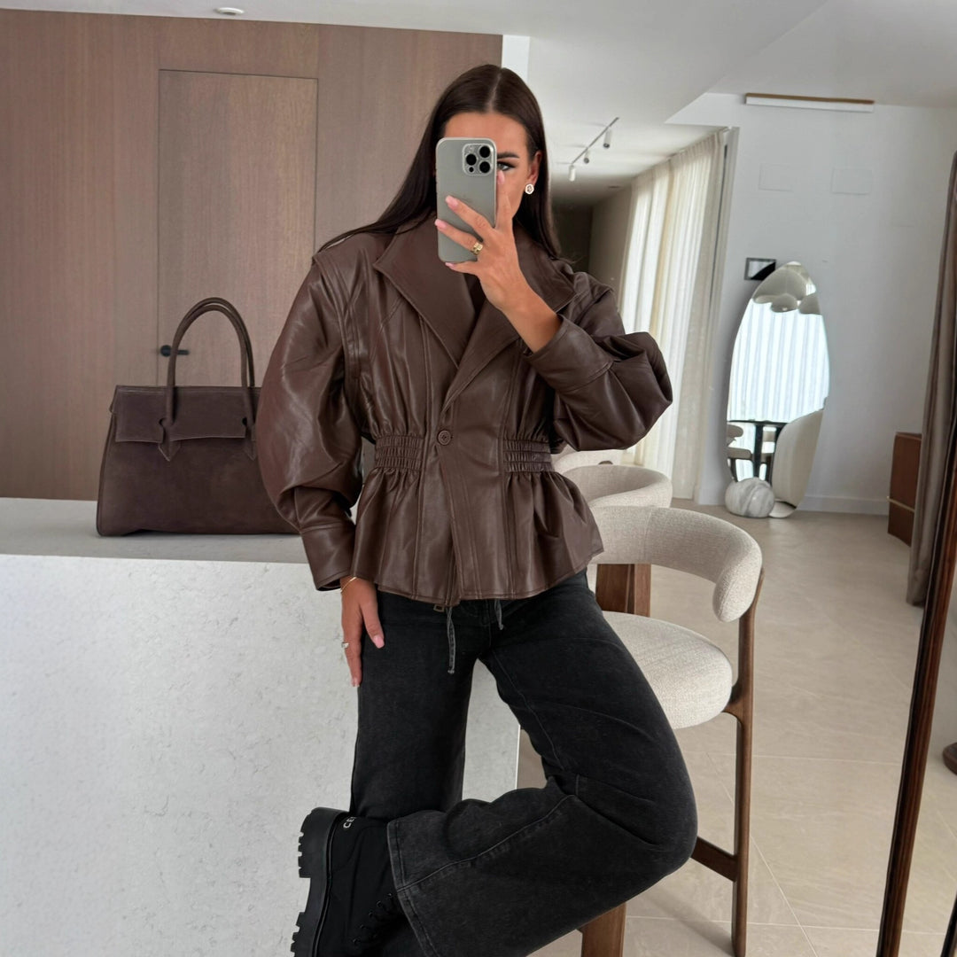Kvinnors designer läderjacka med skräddarsydd passform och rynkor Mirla-Eva Jonsson