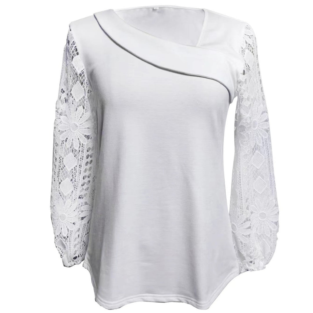 Kvinnors designerblus med spetsinsatser och elegant skärning Mirla-Eva Jonsson