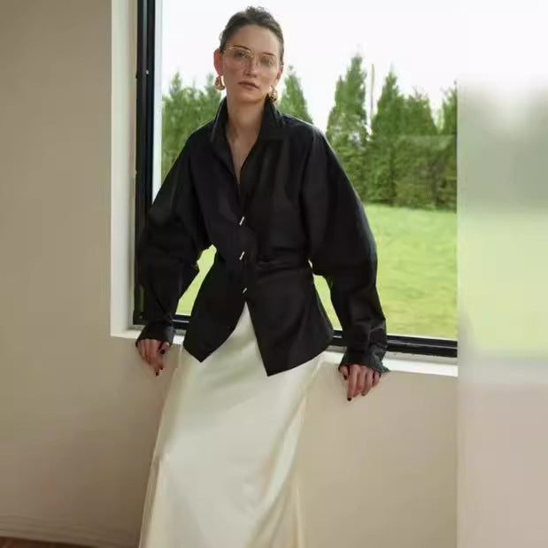Kvinnors designerblus med voluminösa ärmar och utsökta knappdetaljer Mirla-Eva Jonsson