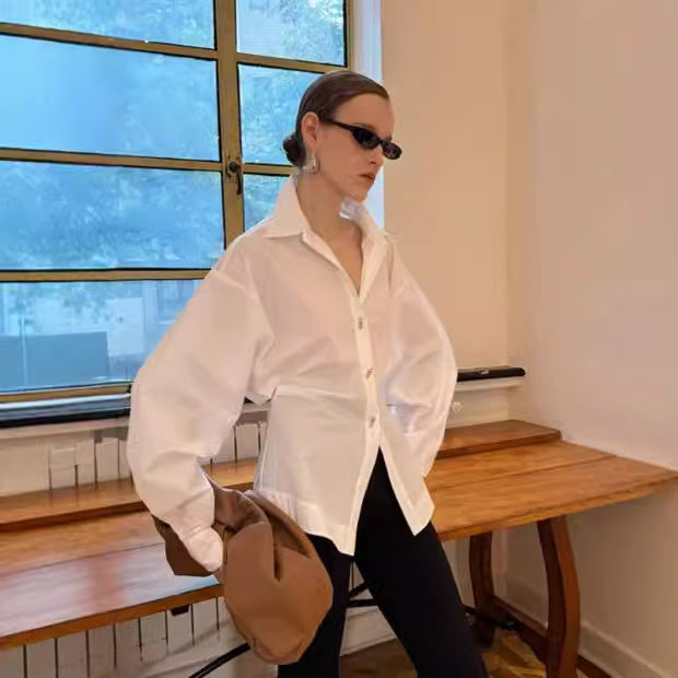 Kvinnors designerblus med voluminösa ärmar och utsökta knappdetaljer Mirla-Eva Jonsson