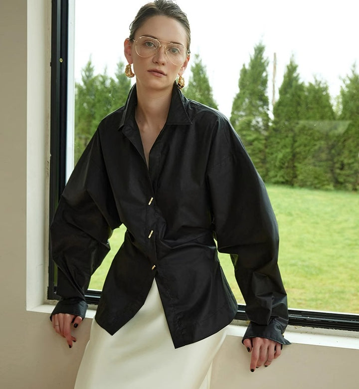 Kvinnors designerblus med voluminösa ärmar och utsökta knappdetaljer Mirla-Eva Jonsson