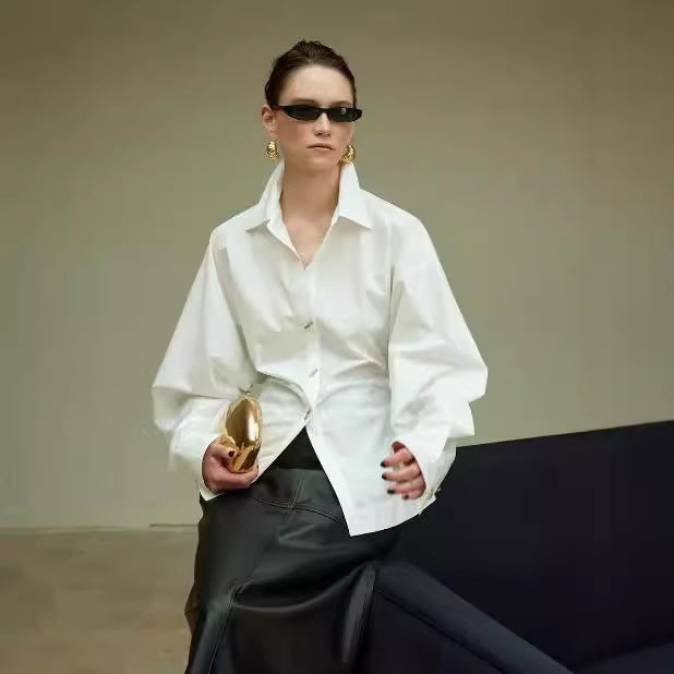 Kvinnors designerblus med voluminösa ärmar och utsökta knappdetaljer Mirla-Eva Jonsson