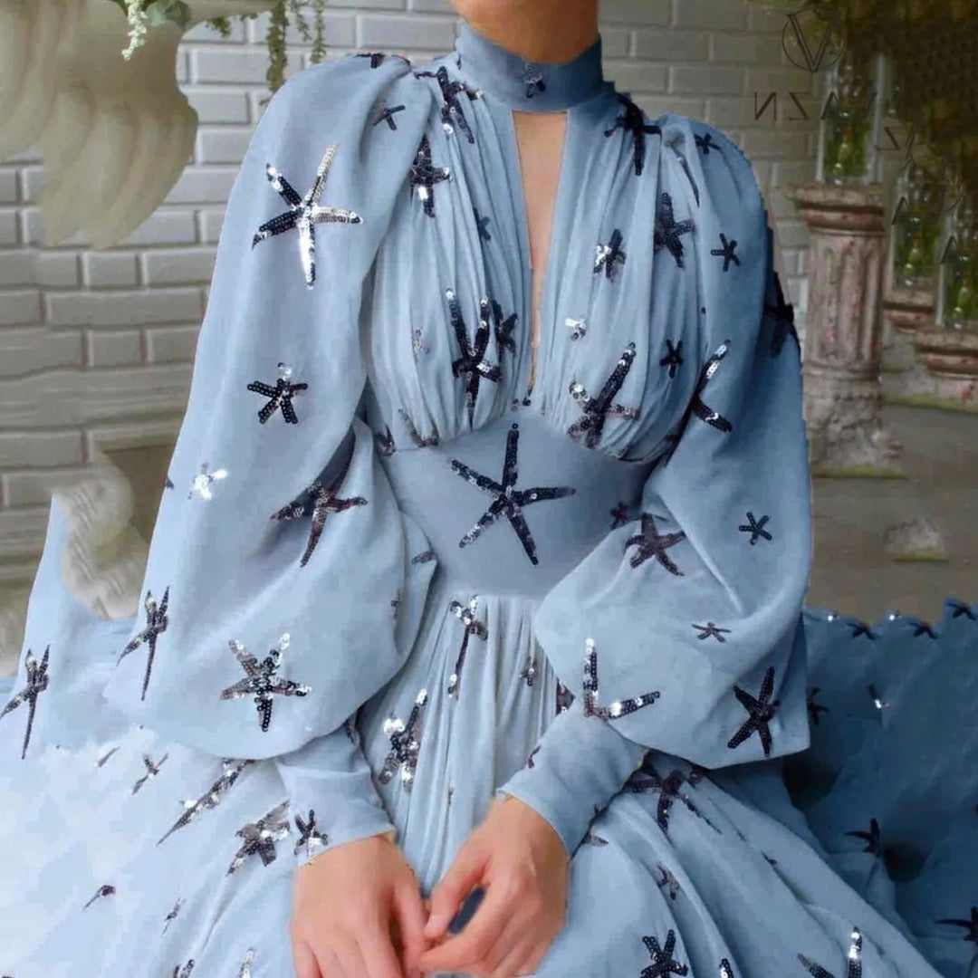 Kvinnors elegant aftondress med praktfull genomskinlighet och glittrande paljetter-Eva Jonsson