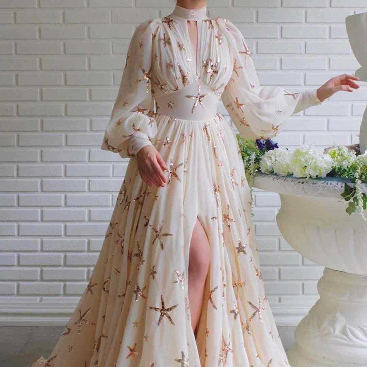 Kvinnors elegant aftondress med praktfull genomskinlighet och glittrande paljetter-Eva Jonsson