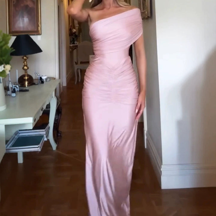 Kvinnors elegant aftonklänning med asymmetrisk design och veck.-Eva Jonsson
