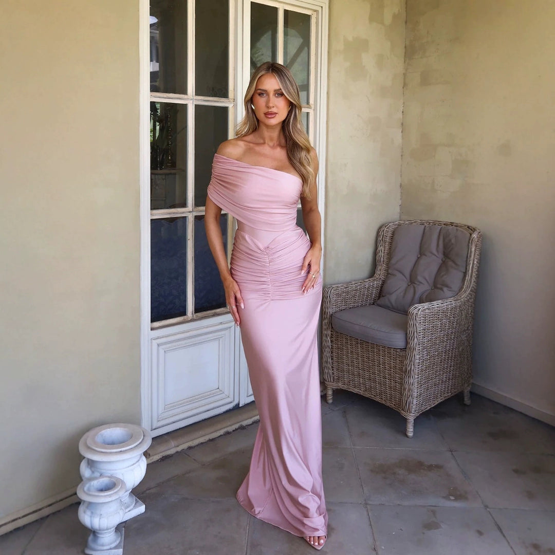 Kvinnors elegant aftonklänning med asymmetrisk design och veck.-Eva Jonsson