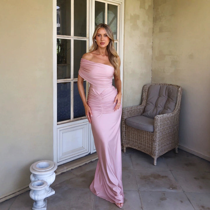 Kvinnors elegant aftonklänning med asymmetrisk design och veck.-Eva Jonsson