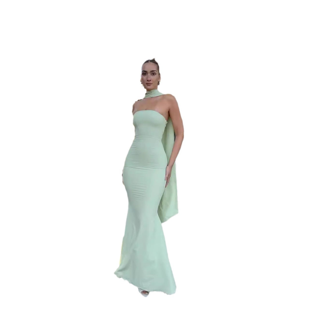 Kvinnors elegant aftonklänning med avtagbar axel Silhouette och draperad cape Mirla-Eva Jonsson