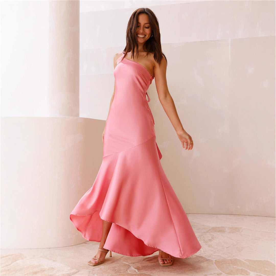 Kvinnors elegant asymmetrisk maxiklänning med off-shoulder-design och flödande snitt Mirla-Eva Jonsson