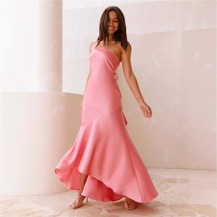 Kvinnors elegant asymmetrisk maxiklänning med off-shoulder-design och flödande snitt Mirla-Eva Jonsson