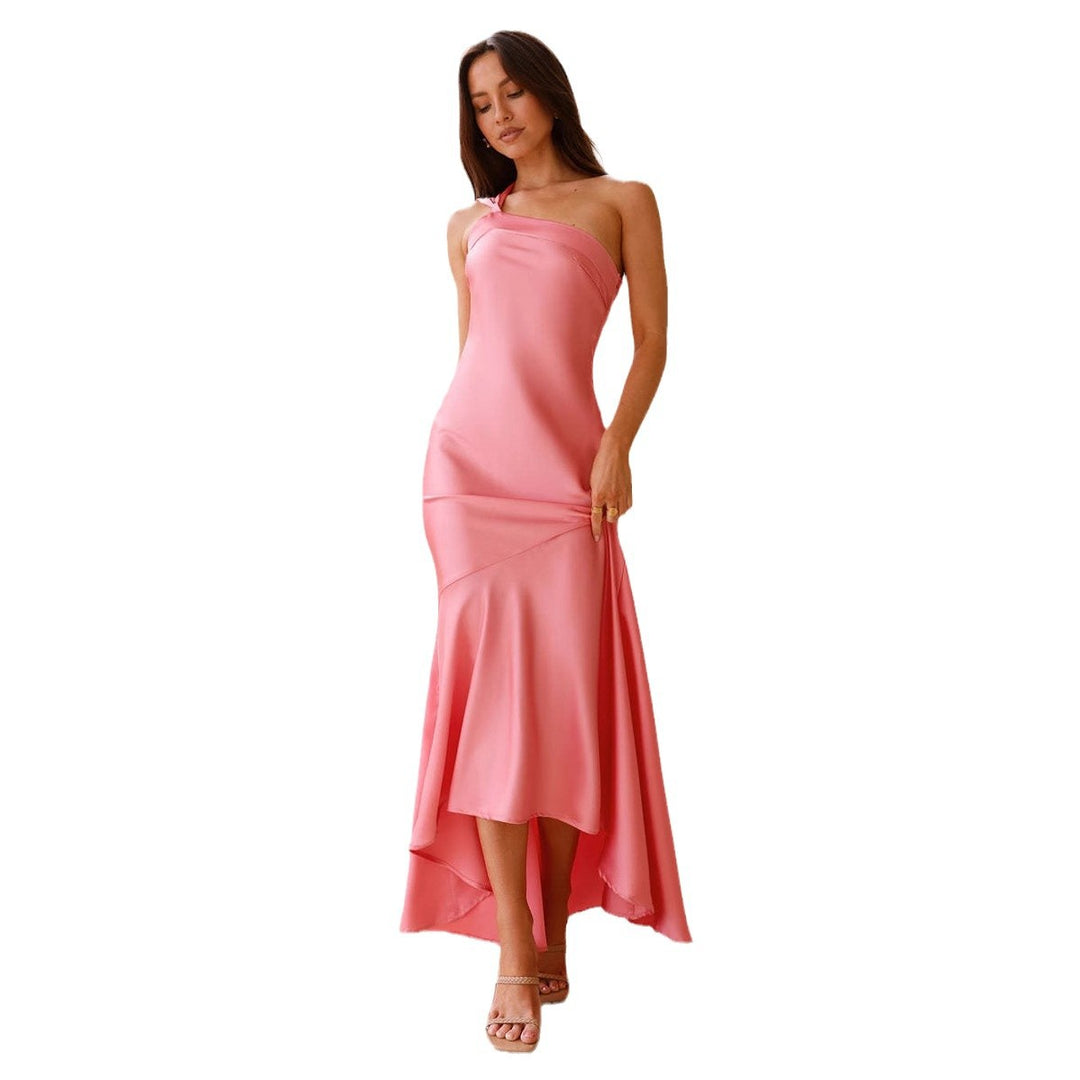 Kvinnors elegant asymmetrisk maxiklänning med off-shoulder-design och flödande snitt Mirla-Eva Jonsson