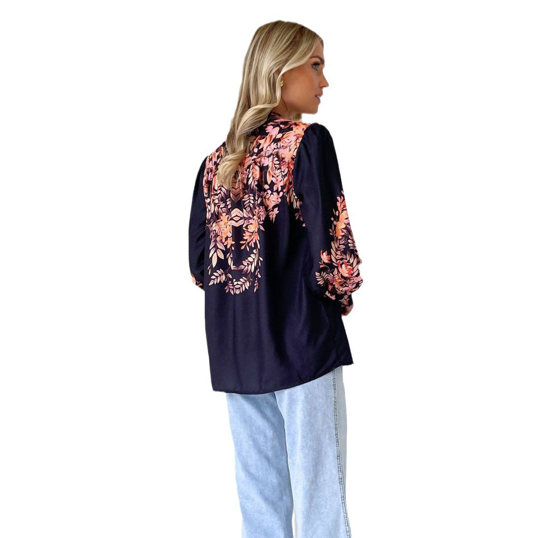 Kvinnors elegant blus med blommiga accenter och trendiga puffärmar Mirla-Eva Jonsson