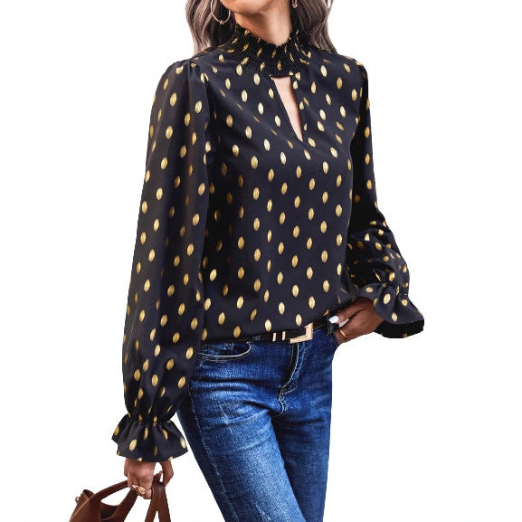 Kvinnors elegant blus med moderiktig halsringning och gyllene detaljer Mirla-Eva Jonsson