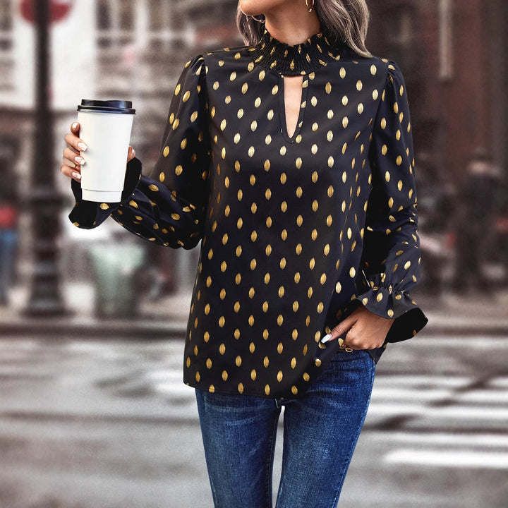 Kvinnors elegant blus med moderiktig halsringning och gyllene detaljer Mirla-Eva Jonsson